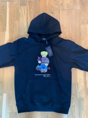 Polo bear hoodie  - Säljer en riktigt schysst polo bear hoodie i storlek S. Tröjan är helt ny och oanvänd! Tveka inte på att skriva vid funderingar, priset är ej hugget i sten!🤩🤝