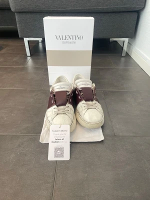 Valentino open skor 41 - Valentino open skor herr| pris:1999kr| storlek:41| skick: 7/10| box, dustbag och kvitto tillkommer| hör av dig vid minsta lilla fundering eller fråga| 