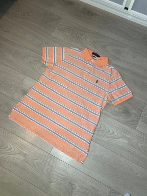 Ralph Lauren Piké, Randig, Storlek XL/L - Hej! Säljer nu denna randiga Ralph Lauren Pikén. Kortärmad samt storlek XL. Inga skador eller fläckar. Riktigt snygg och fräsch Piké! Skickar alltid inom 24h efter köp🤩 Frågor om mått eller annat? Hör av dig!   Skulle även passa L.  