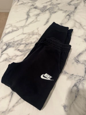 Nike mjukisbyxor   - Nike mjukisbyxor från Nike i barn storlek, köpta på stadium. Passar längden 150-160 