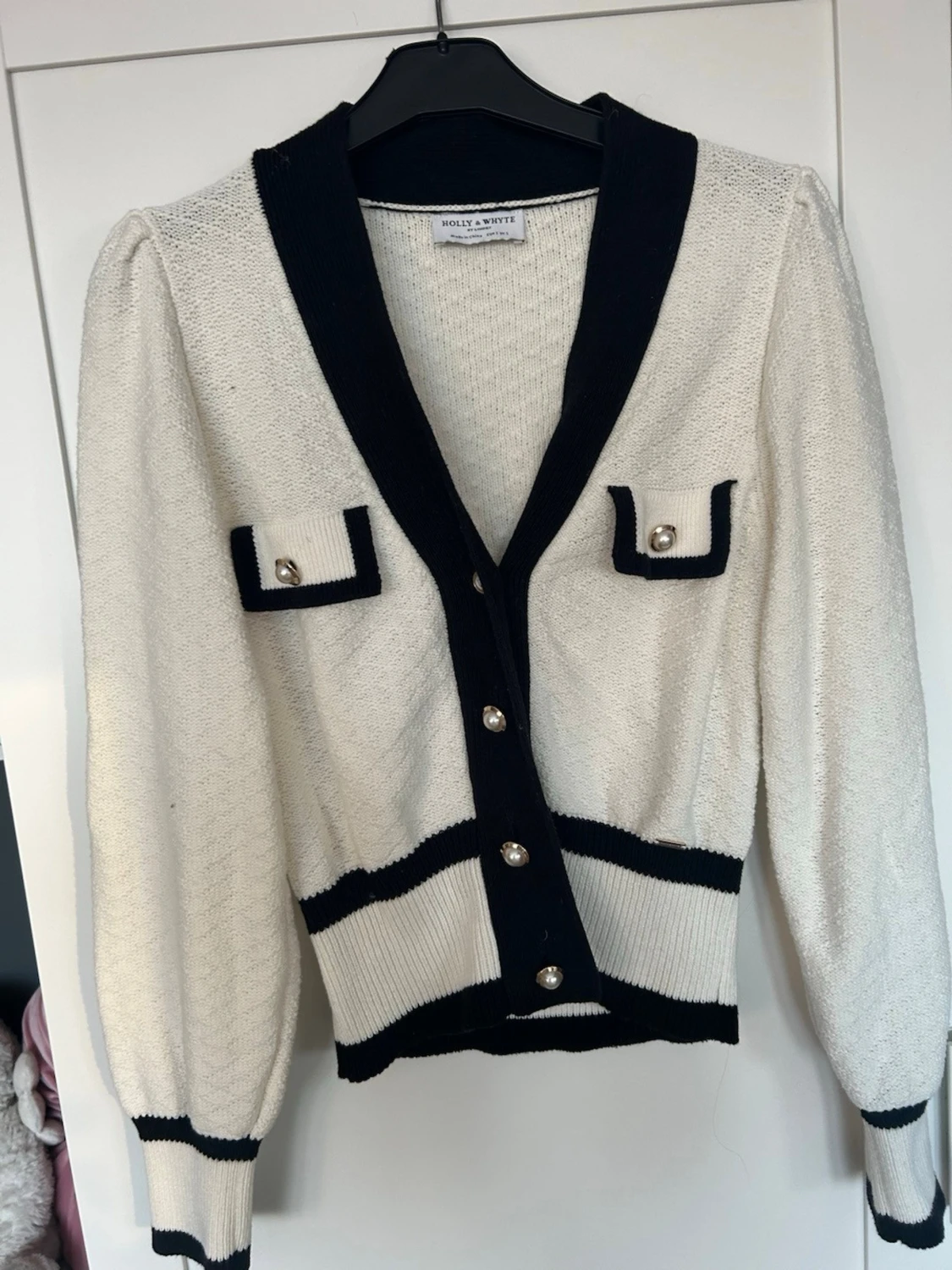 Vit och svart kofta från Holly & Whyte - 3