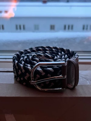 Flätat bälte - Ett otroligt fint flätat bälte. Passar perfekt till varje outfit! Hör av er vid fundering! Pris är inte fast pris.