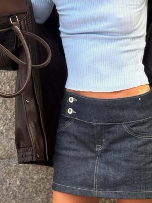 Jeanskjol - har ”inbyggda” shorts. aldrig använd