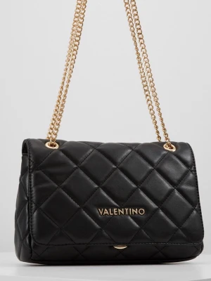 Svart quiltad axelväska Valentino - Snygg svart axelväska från Valentino med quiltad design och guldfärgade kedjor. Väskan har ett elegant uttryck med logga framtill och är tillverkad i mjukt skinn. Perfekt för dig som vill ha en stilren och trendig accessoar. Aldrig använd har inga tecken på användning 