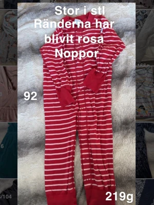 Randig pyjamas - Mysig pyjamas rött och knappar framtill. Långa ärmar och ben. Perfekt för sköna hemmakvällar.🌸Missfärgade ränder som blivit rosa. Noppor. Stor i storlek. Storlek 92 