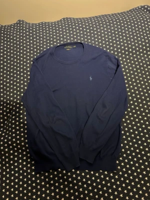Ralph lauren crewneck  - Säljer denna crewneck i bra skick. Passar runt 180 hör av er vid frågor!