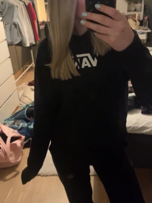 Vans hoodie - Vans hoodi, väl använd men ändå i bra skick. Tröjan är i storlek S, med tajtare passform. Tröjan har inga skador och är bekväm att ha på sig