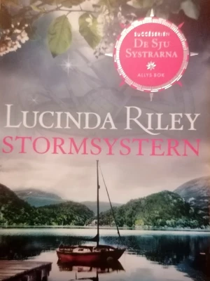Stormsystern - Stormsystern är en del av succéserien De Sju Systrarna. Perfekt för dig som gillar spännande berättelser med vackra miljöer, mysterier och starka karaktärer. Omslaget visar en båt på en spegelblank sjö omgiven av berg, vilket ger en känsla av äventyr och natur. Stor pocket, en en läsare 