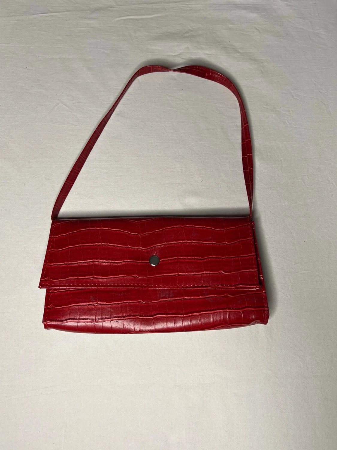 Röd axelväska i croco-imitation