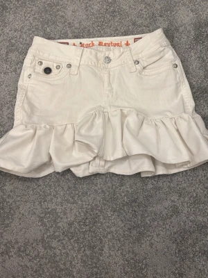 Rock revival kjol - Aldrig använt. Midjemåttet är 29 och 33 cm. Förra ägaren har sytt på lägre delen, pris kan diskuteras😊