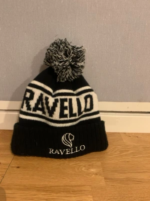 Ravello mössa  - Säljer denna sjuk schysst Ravello mössen perfekt nu till vintern och för att ge dig en skön avslappnad still. Hör av dig för minsta fundering och pris kan diskuteras! ✌️🤩