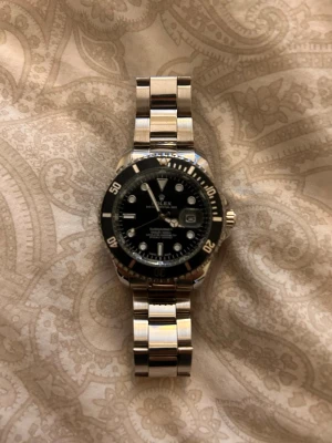 Svart klocka från roIex - En svart submariner från roIex. Knappt använt. Storleken går att justera. Hör av er om ni har några frågor👑