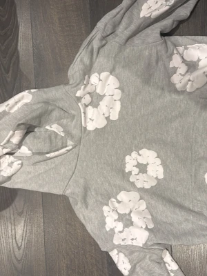Denmin tears hoodie - Använd några fåtal gånger jag säljer pga för att jag inte har nån användning jag köpte nya kläder och gillar inte dessa längre den är size s och jag är 183 men ganska smal och den passa mig bra