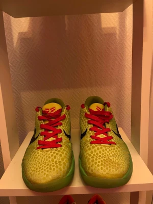 Kobe Grinches - Säljer nu mina Grinches då jag slutat i basket och dem bara står på hyllan, dem har inte använts på ca 2 år och användes under ca 4 veckors period så hyfsat skick på dem. Man får med skolåda och allt och kan lösa bild i dm. Kan gå ner i pris då jag bara vill bli av med dem (OBS ej äkta men inget som märks)