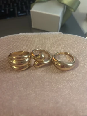 Guldringar (ej äkta guld) - Bra skick 