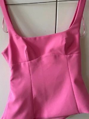 Rosa topp med rosett från Zara - Supersnygg rosa topp från Zara med breda axelband och en stor rosett i ryggen. Toppen har öppen rygg och är figurnära med en lätt strukturerad form. Perfekt. Ej använd och prislappen sitter kvar! ❤️dma om frågor finns Orginalpris= 299kr