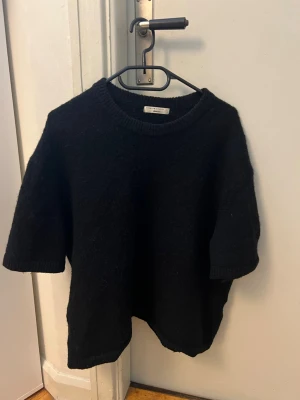 Kortärmad stickad - Säljer en fin kortärmad stickad tröja från Gina Tricot. Den är sparsamt använd och i fint skick. Storlek L, innehåller Alpaca ull.