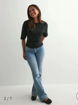 Svart topp med öppen rygg och knyt storlek S - Snygg svart topp med halvlånga ärmar och en unik öppen rygg som knyts med en stor rosett. Toppen har en figurnära passform och är tillverkad i ett mjukt bomullsmaterial. Perfekt för dig som vill ha en stilren men ändå cool look. Är endast använd tre gånger och har mycket bra skick. Skriv om ni har några frågor.❤️