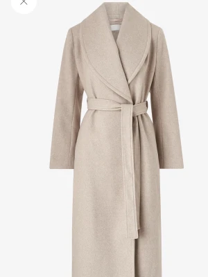 Kappa - Tjock kappa. Den är 127cm lång, aldrig använd. Prislappen sitter kvar och är i helt nytt skick