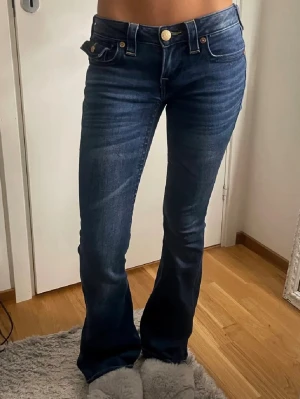 True Religion blå bootcut jeans - Säljer ett par mörkblå bootcut jeans från True Religion 