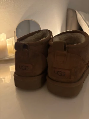 Bruna låga UGG boots - Säljer nu mina älskade bruna uggs. Köpte dem för ungefär 2600 kr men säljer för 500 pågrund av att dem har blivit lite slitna. Strl 38. Väldigt mjuka och varma och passar perfekt nu när det är kallt. 