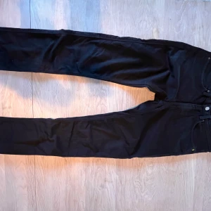  Acne Studios Blå Konst Svarta jeans Max stay black  - Säljer ett par svarta jeans från Acne Studios Blå Konst. Klassisk femficksmodell med raka ben och snygga nitar. Jeansen är  en smal modell stilren look äoch är tillverkade i kraftig bomull.