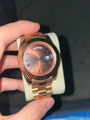 Rosé-guld färgat stainless steel klocka  - En stainless steel klocka som har rosé-guld färg varo märke (nibosi) den är köpt för 500kr