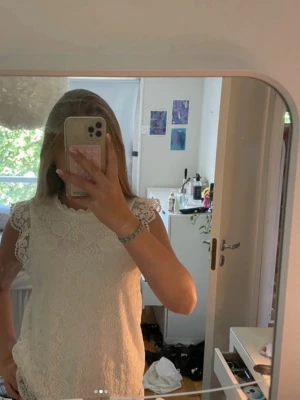 Broderad vit blus - Vit blus från pieces i storlek S. Använd enstaka gånger så precis som nyskick.  Säljer då den inte kommer till användning! Pris går att diskuteras 💕