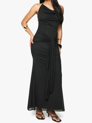 Svart långklänning med knyt - Snygg svart långklänning med smickrande passform och knyt i midjan. Klänningen har ärmlös design och ett elegant fall som ger en sofistikerad look. Perfekt för dig som vill sticka ut med stilren och modern känsla. Köpt på Boohoo och aldrig använd, lappen sitter kvar! Säljer pga att det inte gick att returnera klänningen. Storlek: 36 och sitter som en XS/S. Skriv för fler bilder💕