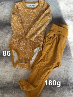 Lindex set - Hål i grenen. Syns inte när byxorna är på. Storlek 86.