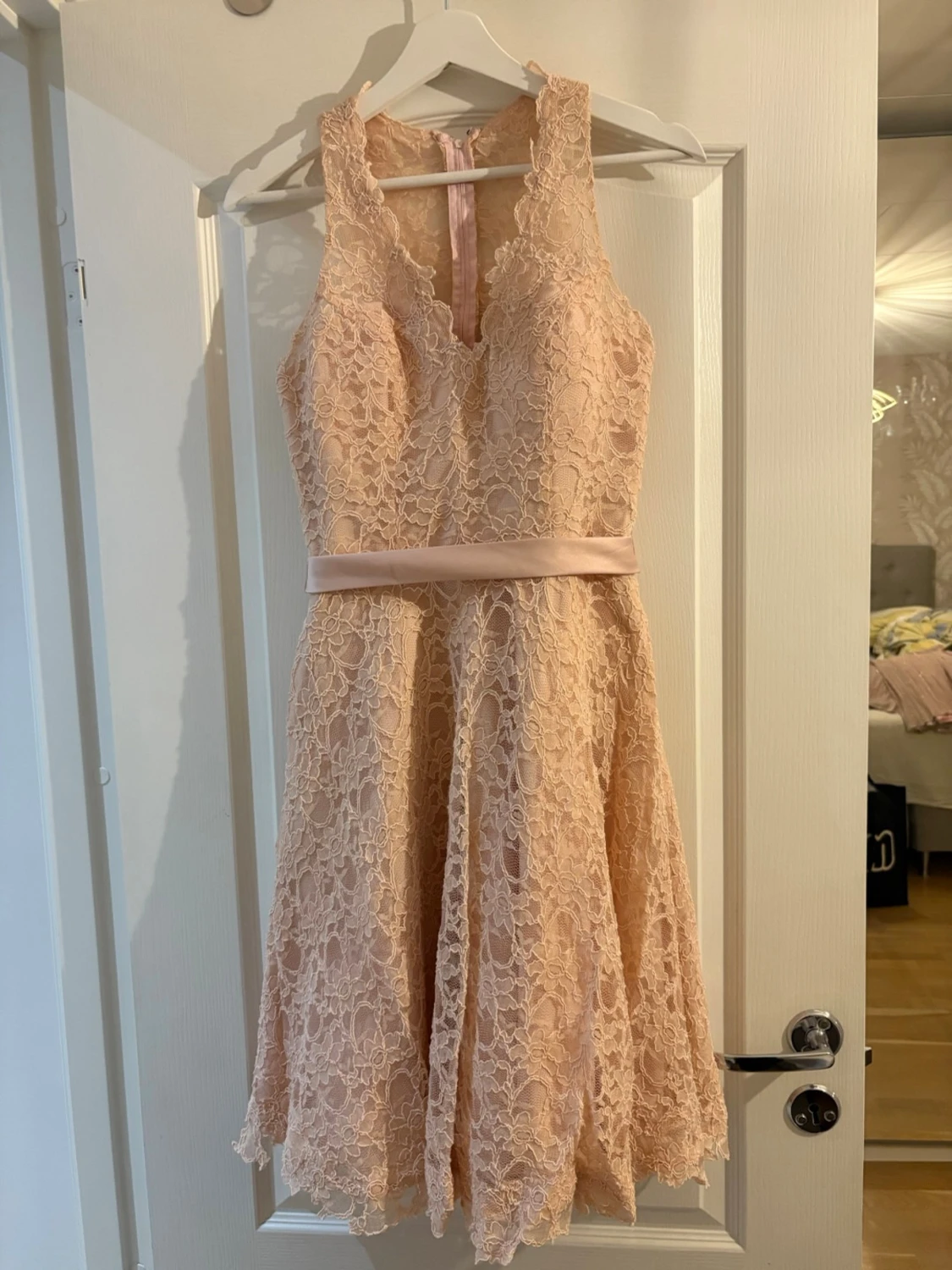 Ljusrosa spetsklänning med rosett