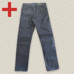 Nudie Jeans Gritty Jackson Dry Onyx - Ett par Dry Onyx Selvedge Nudie Jeans Gritty Jackson i storlek 31/32! (Se mått nedan). Riktigt bra skick, har inte blivit tvättade än, så fadear bra. Skriv om du har frågor!   Mått: Midja – 42.5 cm, Lår – 30 cm, Innersöm – 82 cm, Längd – 109.5 cm, Benöppning – 19 cm
