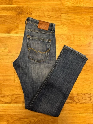 Jeans slim fit/Glenn -  Storlek 29/34. Aldrig använt. Slim/glenn pass. Passar dig runt 173-178cm/60-68kg. 