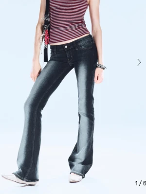 Cheap Monday bootcut jeans blå 23/30 - Bootcut jeans från Cheap Monday i tvättad mörkblå denim med ljusa slitningar framtill. Lågmidjade, helt nya öppnade nyss för att testa men för små..  så skit bra kvalite och heeelllt nya! 