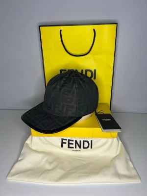 Svart Fendi keps  - Helt ny och säljs för bra pris💫 Läs bio innan du köper❗️❗️❗️