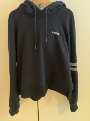 Jättefin Stronger hoodie - Jättefin Stronger hoodie i storlek xs som är perfekt vid träning och även hemma, den är andvänd men fortfarande i jätte bra skick och säljer den eftersom den är för liten och inte kommer till andvändning. Nypriset är runt 700