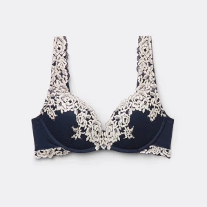 Intimissi bh - Elegant mörkblå bh med vackra spetsdetaljer i krämfärg. Den har breda axelband och en fin blomsterdesign som ger en lyxig känsla. Perfekt för att känna sig extra fin under kläderna. Köpt för 509❤️