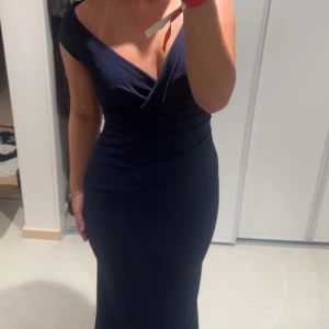 Balklänning  - Lik den från Bubbleroom. Märket är TNFC. Snygg till bal eller fest