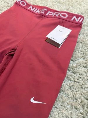 Rosa Nike PRO tights - Jättesnygga rosa Nike PRO tränings tights i storlek S🥰 helt oanvända och har kvar lappen💕