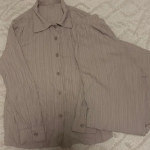 Set/zestaw - Säljer detta fina beiga set som endast är använt en gång. Tyvärr kommer det inte till användning hos mig. Setet är i mycket fint skick – som nytt, utan några skador. Storlek: 36 / S. Pris: 150 kr