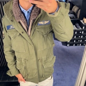 Ralph Lauren field jacka - Tjena, säljer nu denna sjukt snygga field jacket från Ralph Lauren. Nypris ligger på 5395, köpt på Ralph Lauren. Perfekt inför höst och vinter, passar bra till våren också. Stor i storleken. Tveka inte på att höra av dig vid minsta lilla fundering!