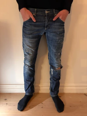 Dondup jeans  - Blå jeans från Dondup med snygga slitningar i Storlek 31                                      Längd 102cm, midja 40cm