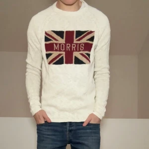 Vit Morris Storbritannien tröja - Säljer en sjukt fet vit tröja från Morris med brittiska flaggan på bröstet. Strl är M och sitter som M. Tröjan är i helt ok skick. Hör gärna av er vid frågor eller funderingar!!