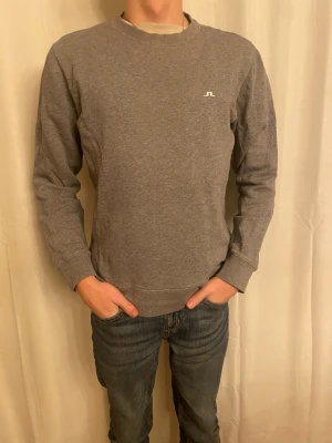 J.Lindberg Sweatshirt  - •En stilren sweatshirt för dig som är ute efter stil i vardag:n👑                                                   •Sweatshirten har ett litet hål vid ena armens baksida men går säkert att sy 🪡                                            •Nypris: Ca 899kr 💸                                                                                                                                                         •Vid fundering tveka inte att höra av dig!🕺