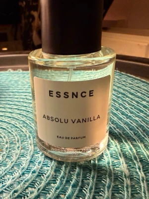 Essnce Absolu Vanilla - Helt ny har typ ba tagit litet sprut, fick hem för nån dag sen så den är inte gul då Essnce fick in nya. Doftar inte lika starkt som de gula.