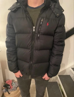 Ralph Lauren jacka - •Säljer denna Ralph Lauren jackan i intill nyskick 9/10 (dragkedja är lite seg). Storlek Medium. Modellen är runt 180cm.   •Köpt för 5000kr ny, säljs för endast 2190kr. Fraktar inom 24h, har kvitto.   •Tack på förhand 🙌 /Theo