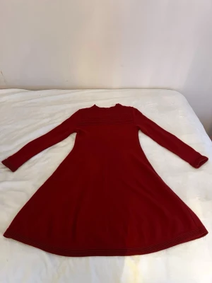 Röd stickad klänning Ivko - Stickad klänning från märket Ivko i fin röd färg. Perfekt inför Jul🎄