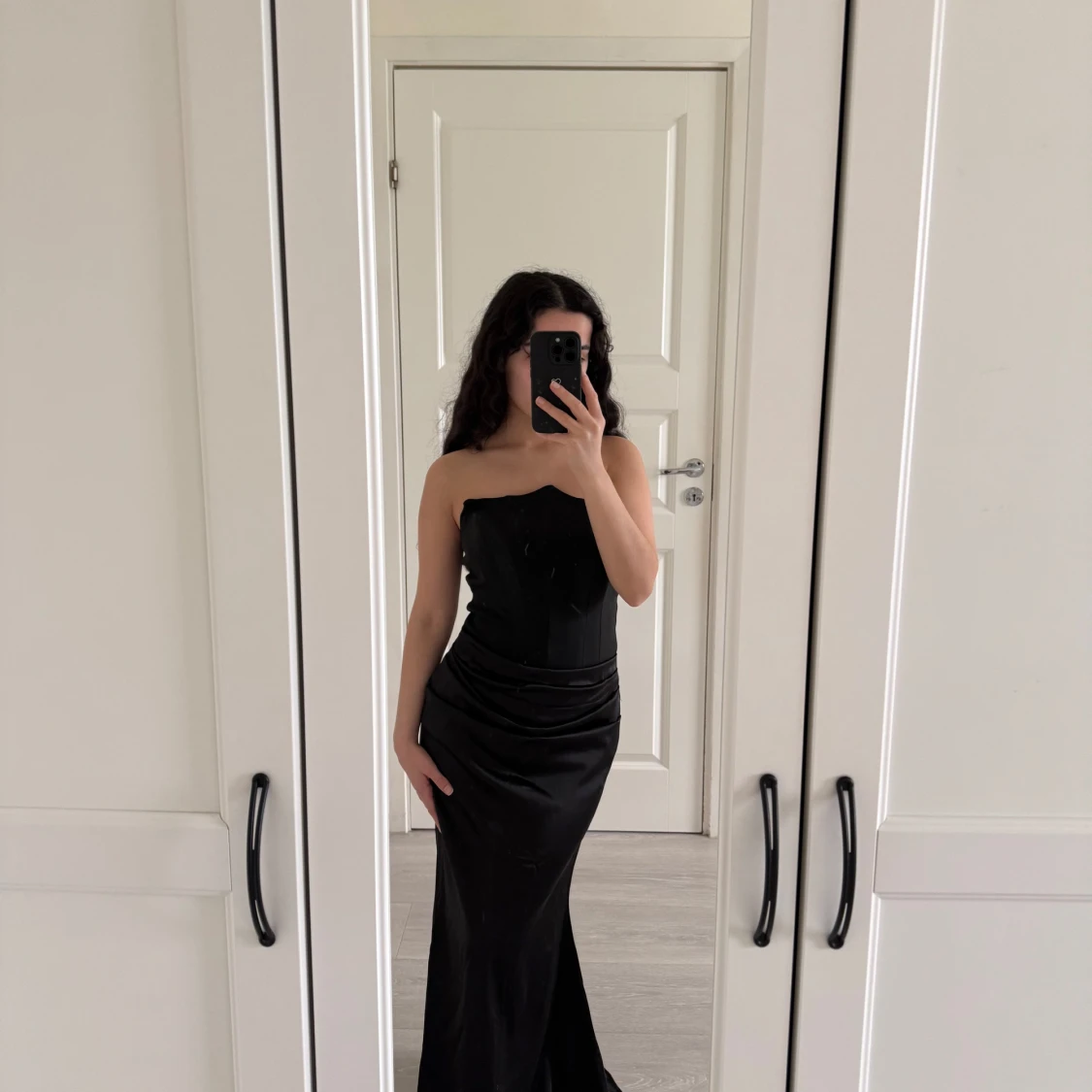 Svart axelbandslös långklänning - 1