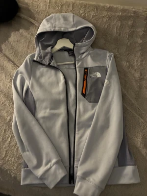 North face tröja  - en snygg grå/vit tröja från north face den är liten i storleken och passar på ngn mellan 160 till 170 ungefär nypris och cirka 1000kr beroende på hemsida
