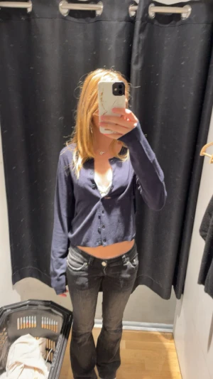 Mörkblå croppad kofta med knappar - Snygg mörkblå croppad kofta med långa ärmar och knappar framtill. Perfekt för dig som gillar en chill och trendig stil. Materialet känns mjukt och lätt😍😍